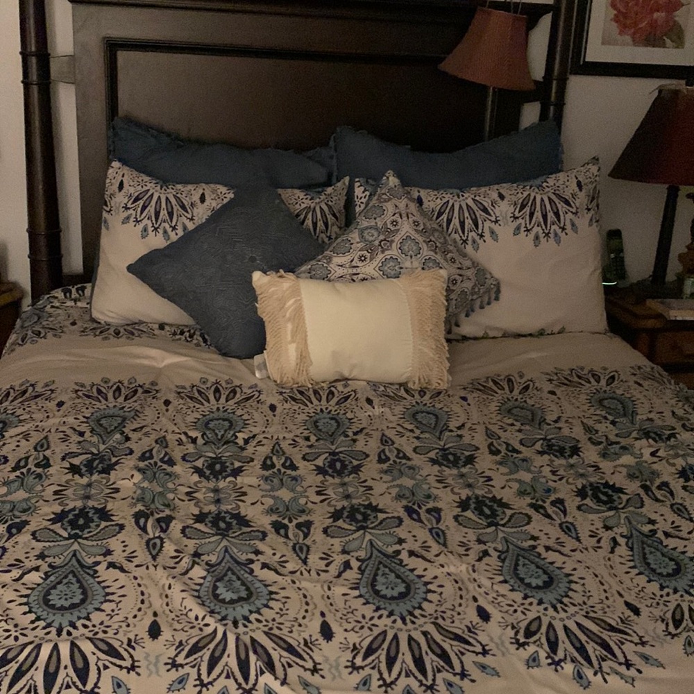 Beautiful blue and white comforter set